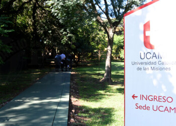 Alumnos de la UCAMI se quejan porque la cuota subió a $90 mil