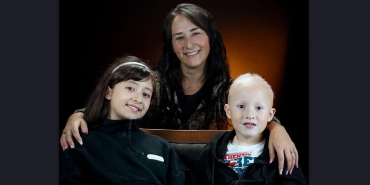 UNIDOS. Marisel, una de las impulsoras del proyecto. junto a sus hijos. Enzo, de cuatro años, tiene vitiligo.