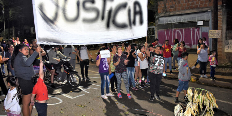 PROTESTAS. Familiares y vecinos se manifestaron en numerosas ocasiones frente a la vivienda del sospechoso.