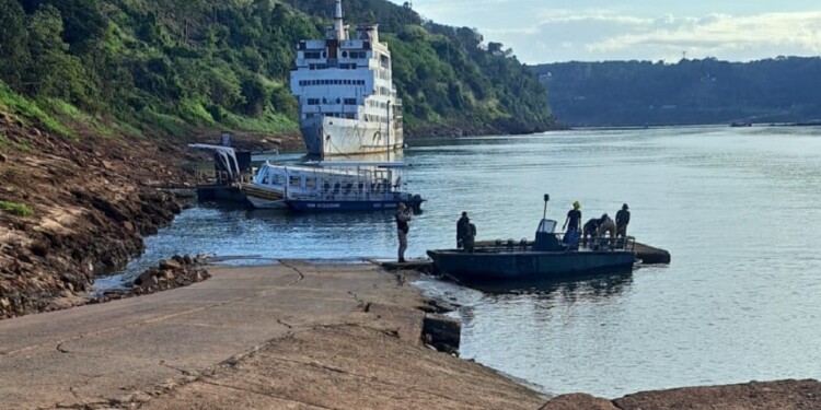 PROCEDIMIENTO. Policía y Prefectura extrajeron del agua el cuerpo del joven brasileño cerca del puente internacional Tancredo Neves.
