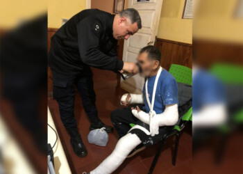 Un anciano terminó con múltiples fracturas tras ser golpeado por su hijastro