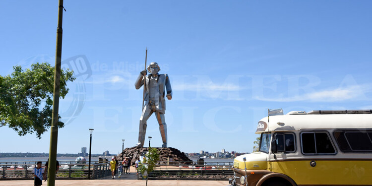 CONVOCANTE. El monumento a Andresito Guacurarí es uno de los puntos más elegido por los turistas.