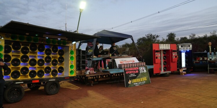 El “Apóstoles Fest” se vivió con exhibiciones de autos, camionetas, camiones y buena música