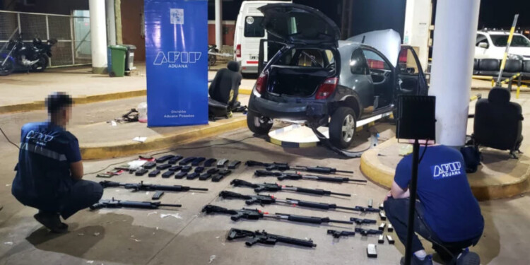 LA RUTA DE LAS ARMAS. El arsenal fue detectado por los agentes aduaneros, quienes presumen que el destino final era Brasil.