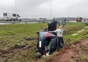 Violento vuelco en el Acceso Sur