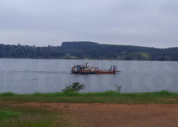 La balsa como alternativa al fastidio de cruzar el puente Posadas-Encarnación