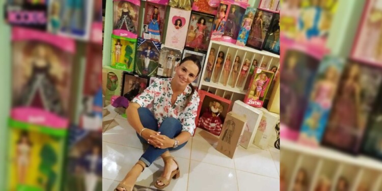 FAN. Carolina admitió que irá a la premier de Barbie con una de sus muñecas.