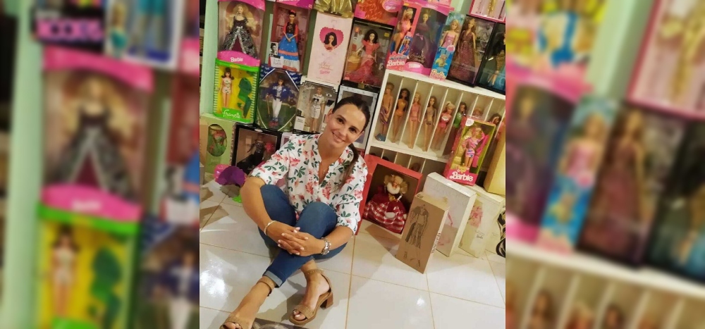 Carolina, la misionera que tiene una colección de más de 350 Barbies