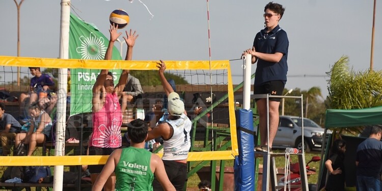 EN JUEGO. El torneo se disputó en cinco canchas de la playa Costa Sur.