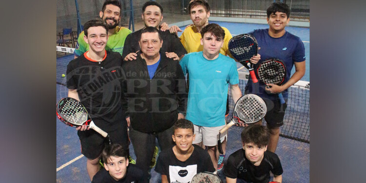 BINACIONAL. Los jugadores brasileños junto a los players posadeños, Castelli y Edu Lopes, tras una de las prácticas.