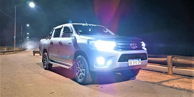 PUERTO LIBERTAD. Carrera Cabrera “y su gente” irrumpieron en la vivienda de un comerciante, lo encadenaron y robaron esta Hilux.