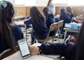 Docentes sobre el uso de celular en clases: “No podemos aislar a nuestros alumnos”