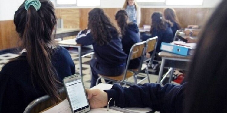 Mendoza. Perdriel. Colegio María Auxiliadora. Alumnos utilizan sus celulares en el aula, en horas libres, como parte ede la actividad didáctica.