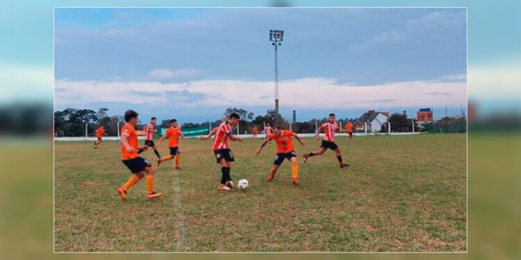SORPRENDIÓ. Candelaria se impuso a Central Iguazú y sigue en carrera. (Gentileza J.Quiñones).
