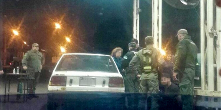 CON APOYO DE GENDARMERÍA. El automóvil requisado y los detenidos en el procedimiento antinarcóticos de ayer.