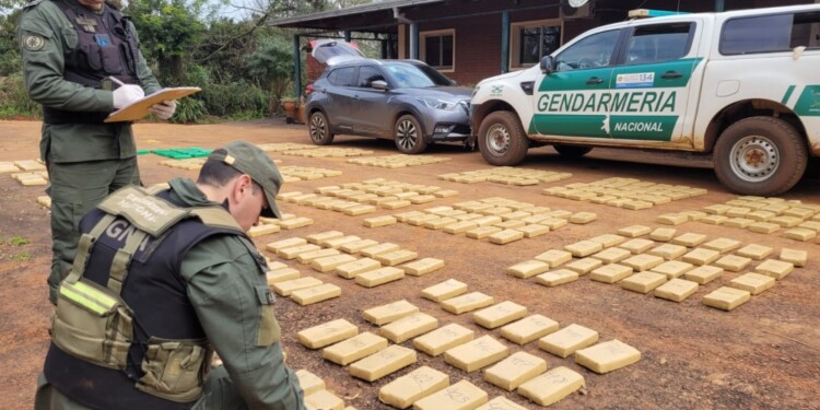 JARDÍN AMÉRICA. Conteo de los 428 “panes” que eran transportados en el Nissan Kicks por el sospechoso que huyó a pie por una zona de monte.