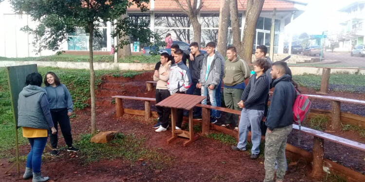 AULA VERDE. Los estudiantes de la EPET 39 reciben clases debajo de los árboles debido a la falta de lugar en las aulas.