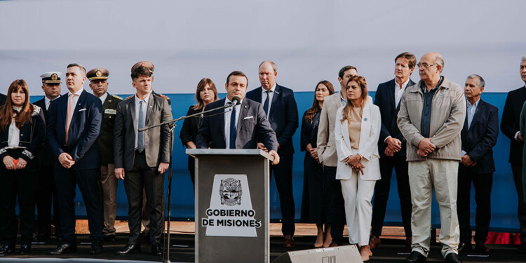 EN SAN JAVIER. Autoridades provinciales se reunieron para el acto central del 9 de Julio, realizado ayer en San Javier y con una importante movilización ciudadana. Destacaron los valores de la libertad y el federalismo.