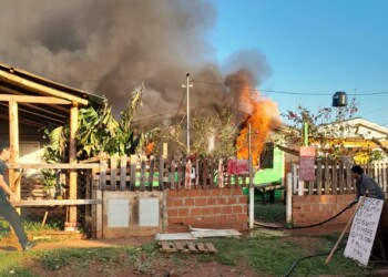 Piden ayuda para familia que perdió todo en un incendio