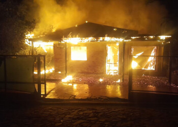 Una mujer y su hijo menor quedaron con lo puesto tras el incendio de su vivienda
