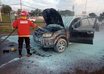 Se incendió una camioneta de un turista bonaerense sobre la ruta nacional 105