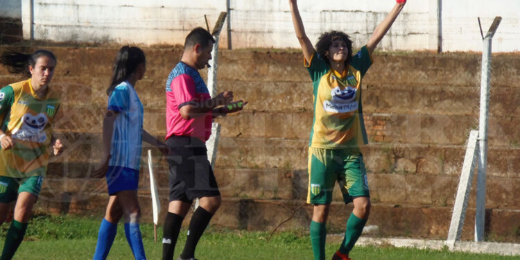 MANOS ARRIBA. Guadalupe Díaz, con los brazos en alto, celebrando su gol, que significó el empate de La Picada. (Foto gentileza C.Reble).