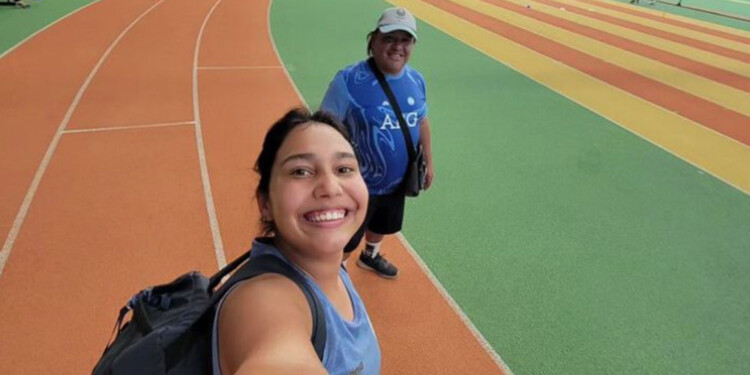 LISTOS. Mahira Bergallo, junto a su entrenador “Chino” Flores, en París.