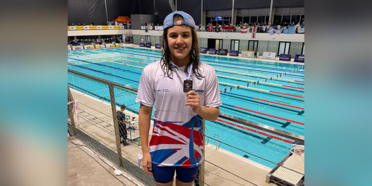 SIEMPRE AL PODIO. Aguirre y las dos medallas que ganó en Capital Federal.
