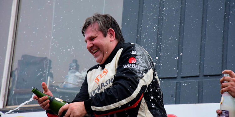 SE LE DIO. Por primera vez Marcelo Kuchaski festejó en el TC4000, la más potente del Misionero de Pista. (Fotos: Prensa FeMad)