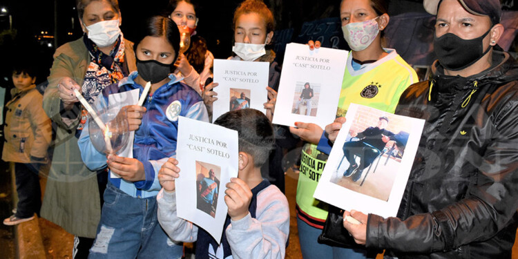 RECLAMO VIGENTE. Familiares de “Casi” Sotelo en junio y julio de 2021 marcharon y acompañaron a la Justicia para lograr las detenciones y acusaciones.