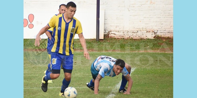 ADENTRO. Tanto Mitre como Deportivo Jardín América están clasificados.