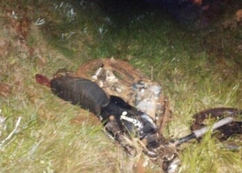 Se bajó del auto y lo atropelló un motociclista: ambos murieron