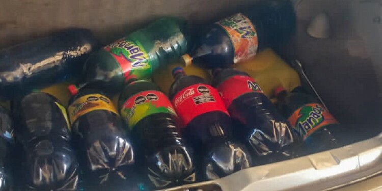 zzzznacg2NOTICIAS ARGENTINAS BAIRES, JULIO 2: La Dirección General de Aduanas evitó el contrabando de más de 300 litros de combustible que un ciudadano de Paraguay intentaba llevar a cabo al transportar la mercadería en botellas de gaseosas, aceite y bidones plásticos en su automóvil. Foto NAzzzz