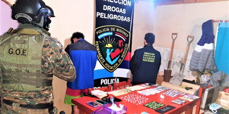 MESA COMPLETA. Dinero, droga fraccionada, balanzas digitales, celulares y el encargado de la distribución detenido el viernes por la noche.