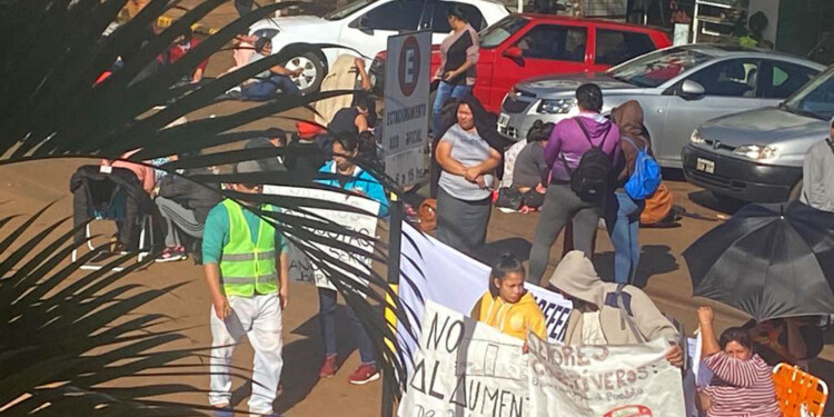 PEDIDO. Vecinos se unieron en Oberá y cortaron la calle ayer para reclamar por el mal servicio del Grupo Z.