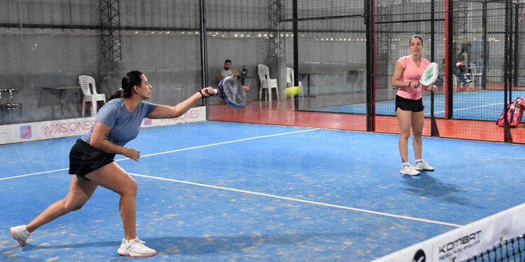 SIN PAUSA. Las chicas coparon la alfombra en busca de puntos para el Nacional de APA. Anoche se definían las nuevas campeonas de la tierra colorada.
