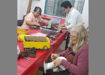 Solidaridad en acción: fabrican pelucas para pacientes con cáncer