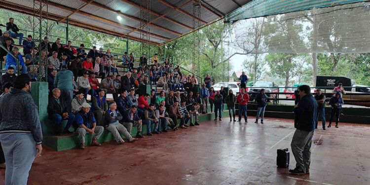 MALESTAR. Se reunieron en el predio de la Fiesta del Agricultor, luego de un allanamiento a la chacra de un colono.
