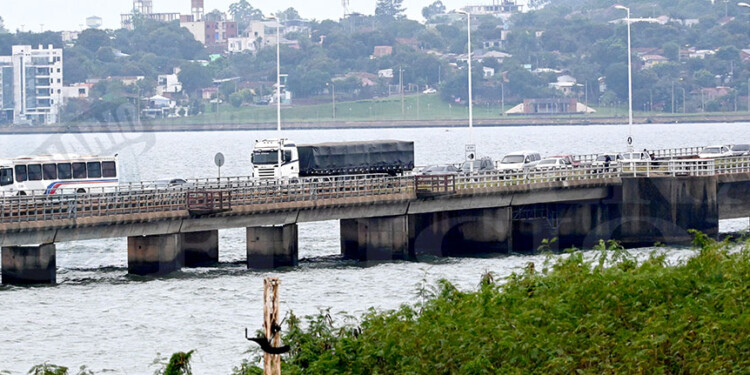 TODOS ARRIBA. La imagen fue tomada ayer a media mañana y muestra como no solamente los autos permanecían sobre el viaducto sino también los camiones y ómnibus.