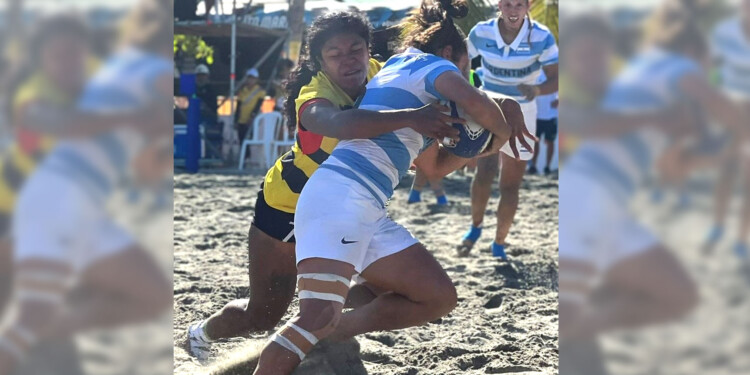 AGUANTA. La misionera Paula Pedrozo avanza con la ovalada en mano.