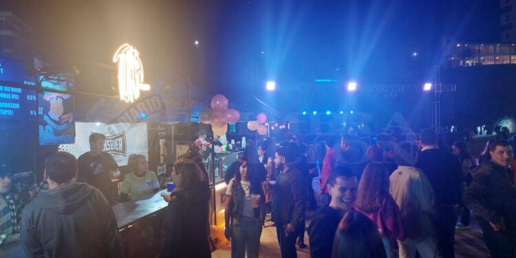 Cientos de jóvenes brindan por el Día del Amigo en la costanera de Posadas