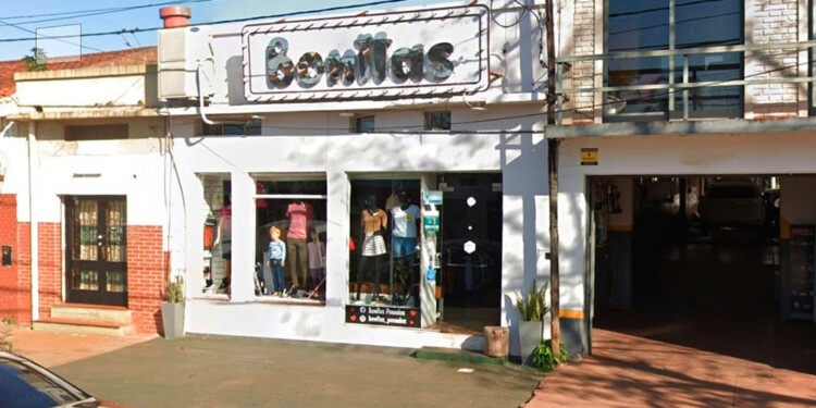 LUGAR. El local de ropas ubicado sobre avenida Cabred, uno de los damnificados de los delincuentes (Foto Google Maps).