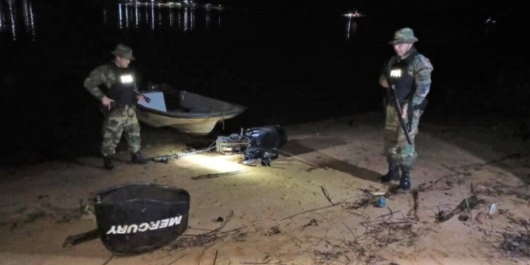 ABANDONADO. El motor fue ubicado en la costa del Paraná en un lugar conocido como Puerto Sánchez.