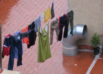 Cómo secar la ropa durante los días de lluvia: trucos caseros que no fallan