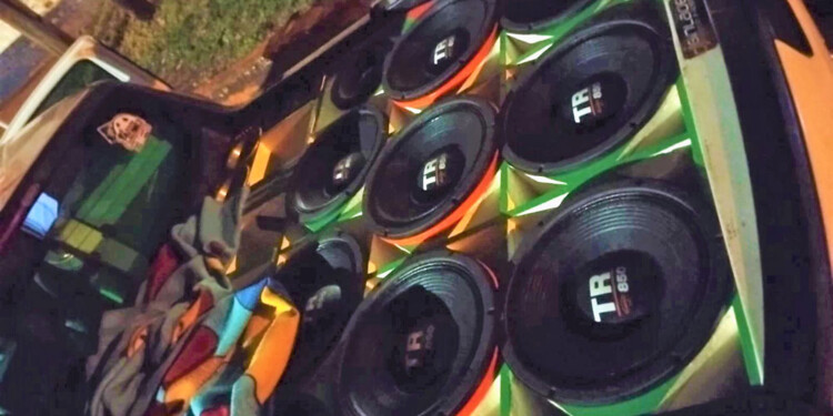 SECUESTRO. El potente equipo de música que exasperó a vecinos por el volumen, estaba en una camioneta.