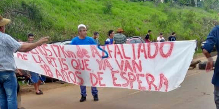 EN LA RUTA. Desde el principio de la semana varios vecinos se trasladaron para protestar por arreglos sobre la ruta provincial 15 en El Soberbio.