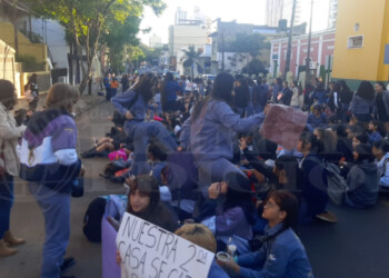 Sentada frente a la EPET 2 por problemas edilicios y denuncias por acoso