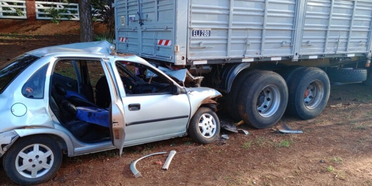 DAÑOS. Así quedó el vehículo Chevrolet luego del impacto con el remolque.