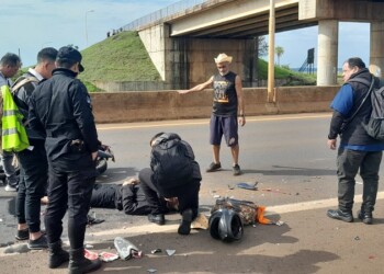 Un herido grave en choque entre auto y moto en el Acceso Sur