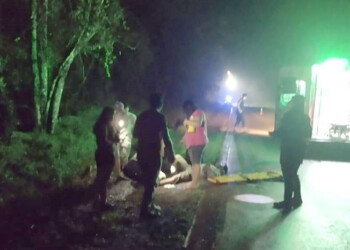 Con un vehículo robado embistió a dos jóvenes en moto y dejó a uno grave